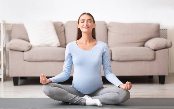 Женщина во время беременности медитирует